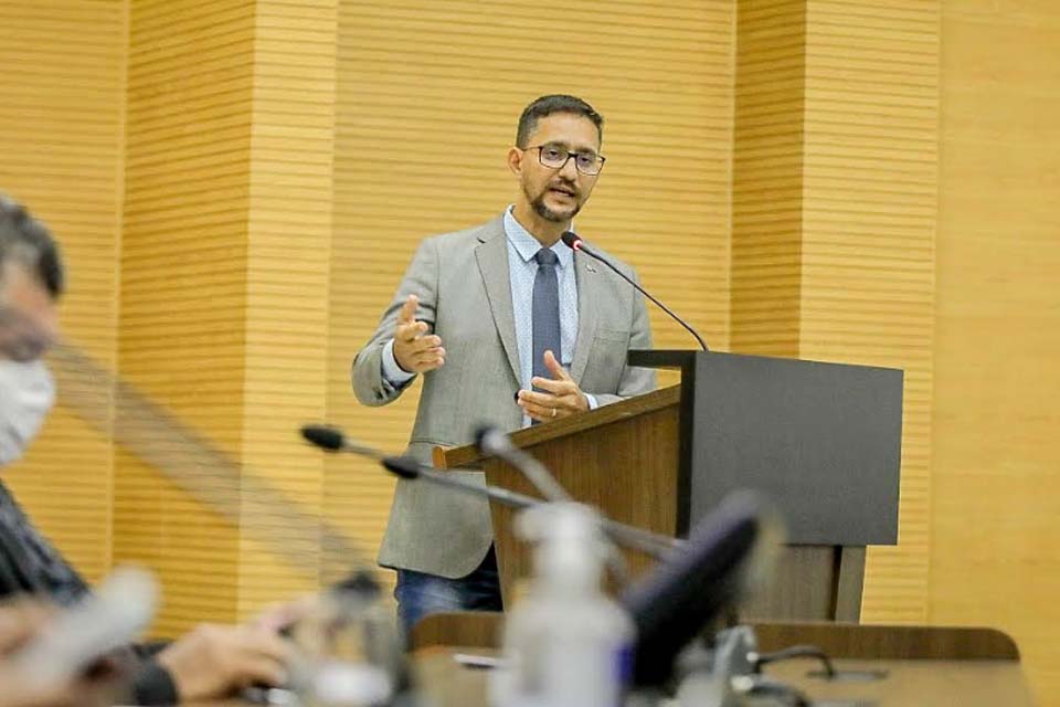 Projeto de autoria do deputado Anderson Pereira que torna obrigatório a disciplina de Língua Espanhola na grade curricular das escolas estaduais é aprovado