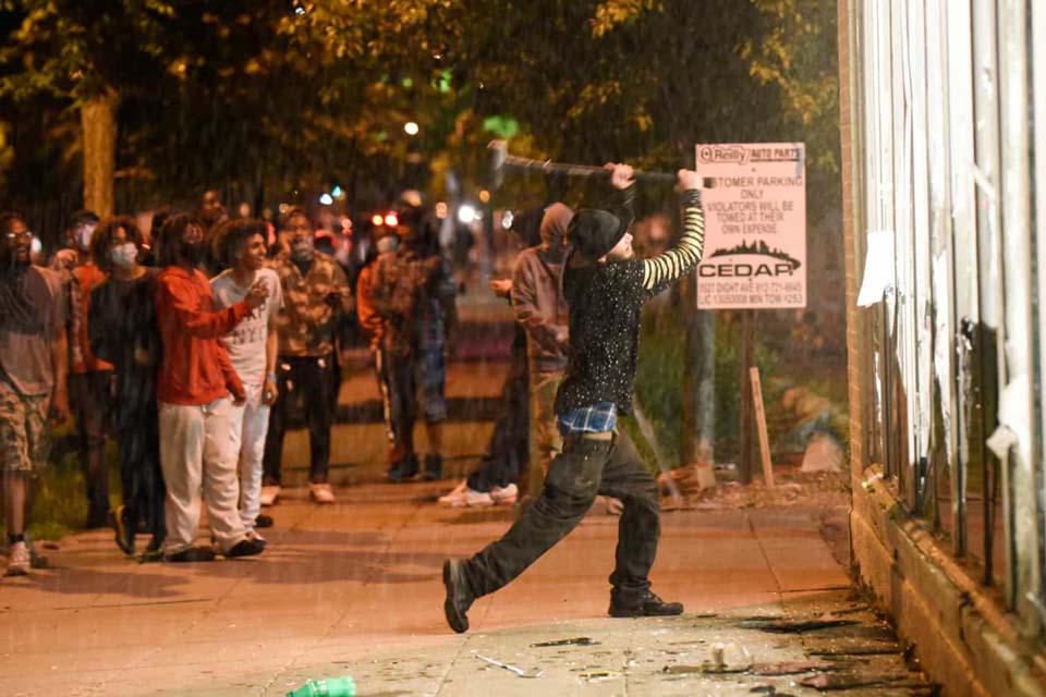 População de Minneapolis protesta contra morte de George Floyd