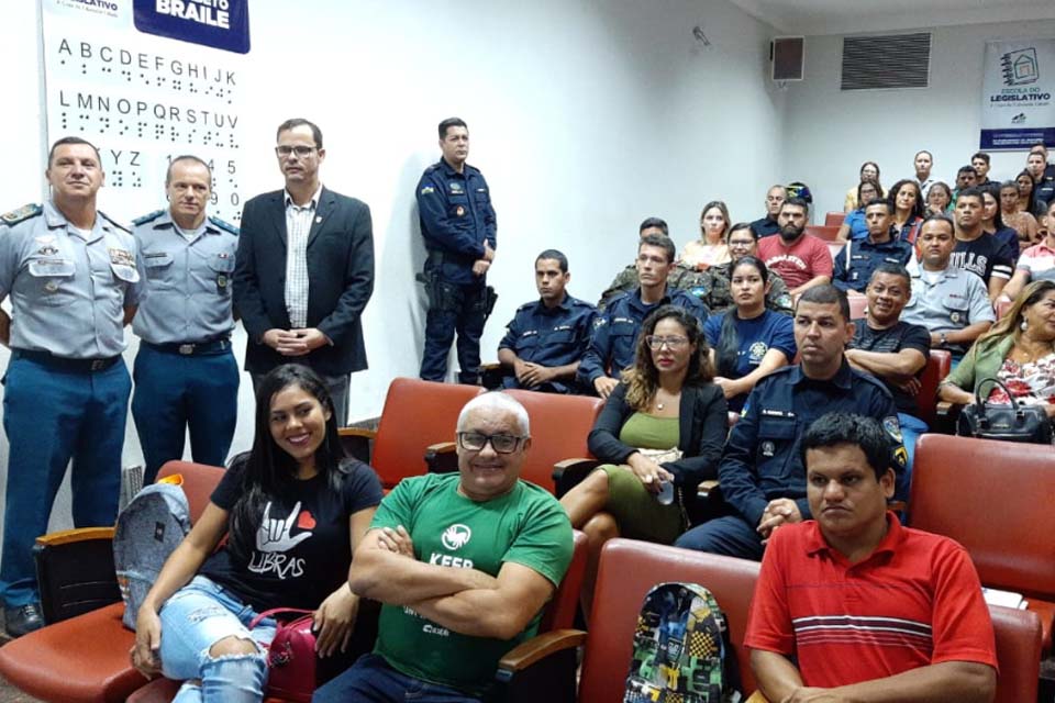 Escola do Legislativo capacita forças policiais e de trânsito em Libras