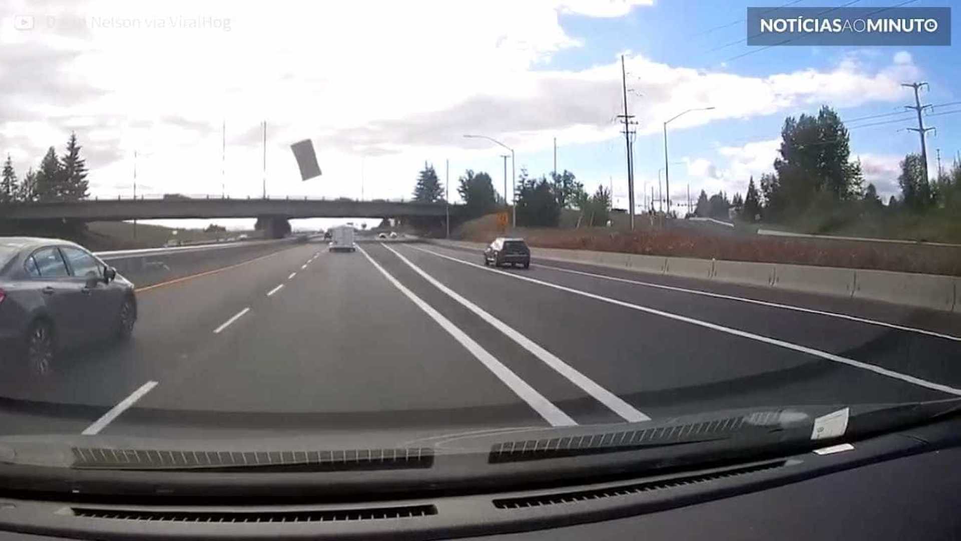 Placa de gesso solta e atinge carro em estrada nos EUA