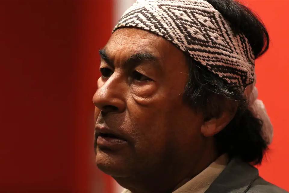 Ailton Krenak toma posse na ABL e diz representar pluralidade indígena