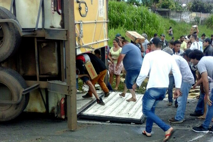 Carreta da Frigon é saqueada após acidente 