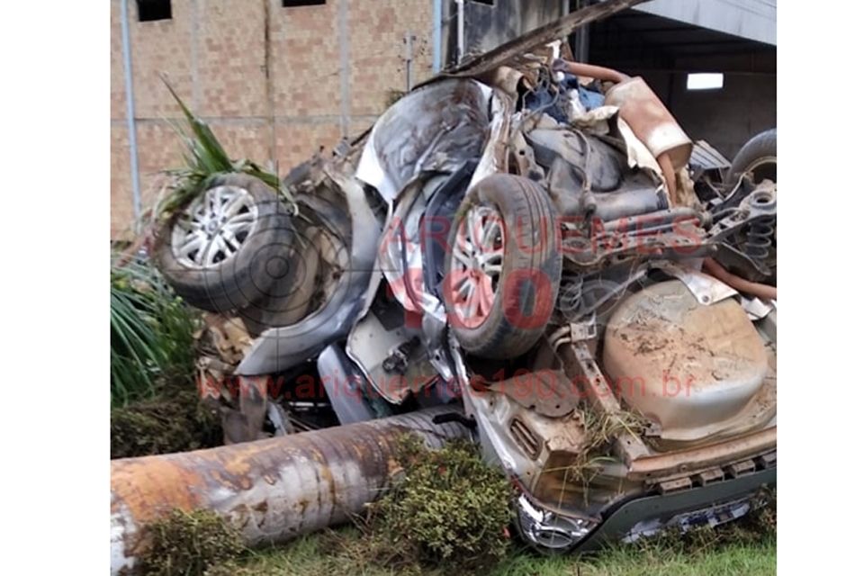 Motorista morre após carro dobrar ao meio em colisão com palmeira