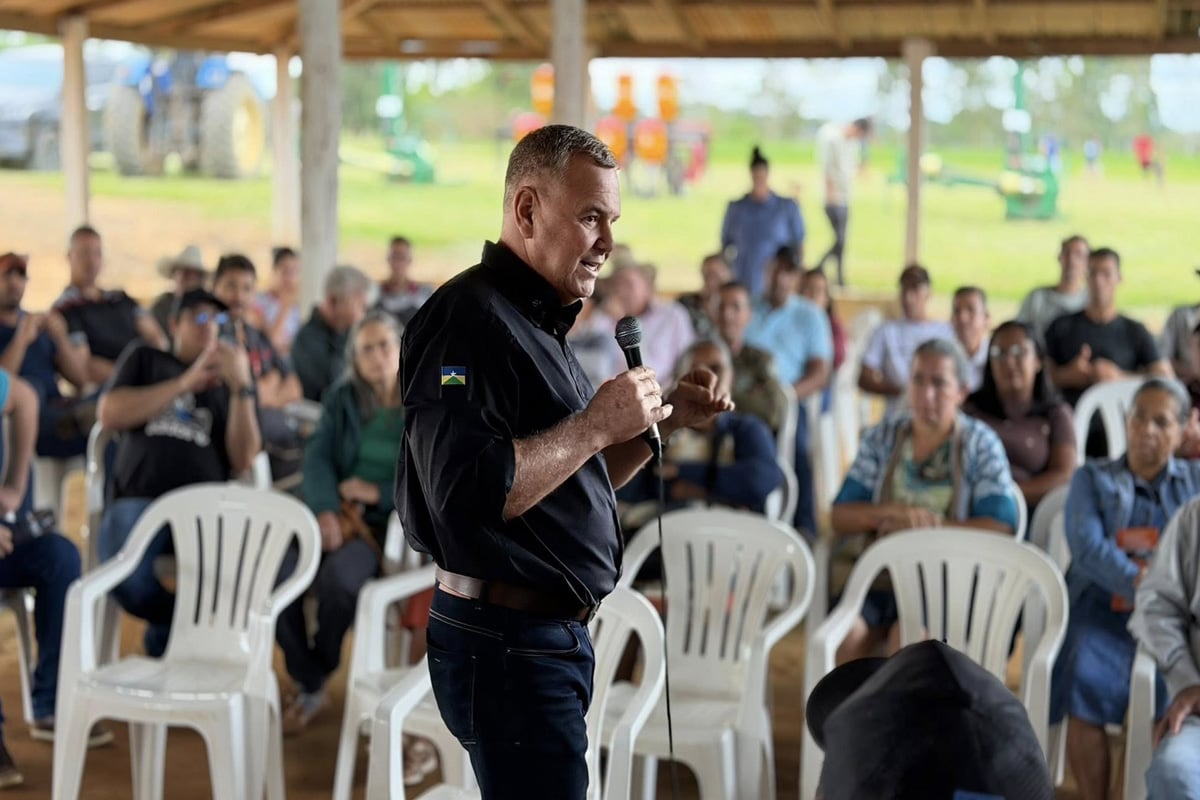 Lúcio Mosquini participa de entrega de implementos agrícolas para associação rural em Ariquemes