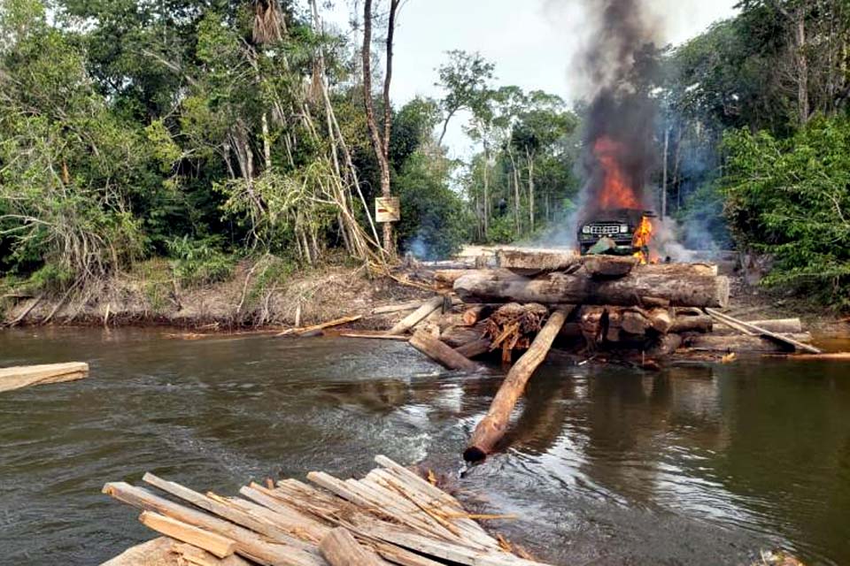 PF queima maquinário e explode ponte usada por madeireiros e garimpeiros em Terra Indígena