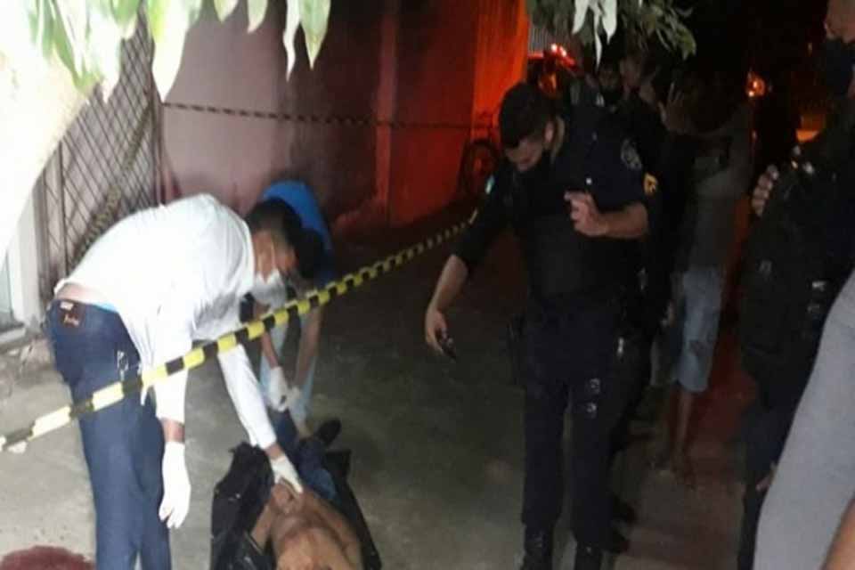 Homem é executado a tiros na frente de bar, em Ji-Paraná