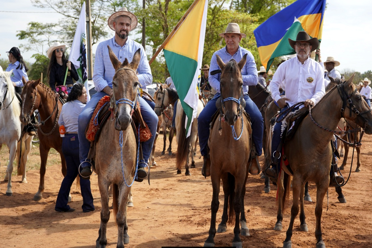 Cavalgada da ExpoAgro Rodeio movimenta Cerejeiras com a presença de Ezequiel e Wiveslando Neiva