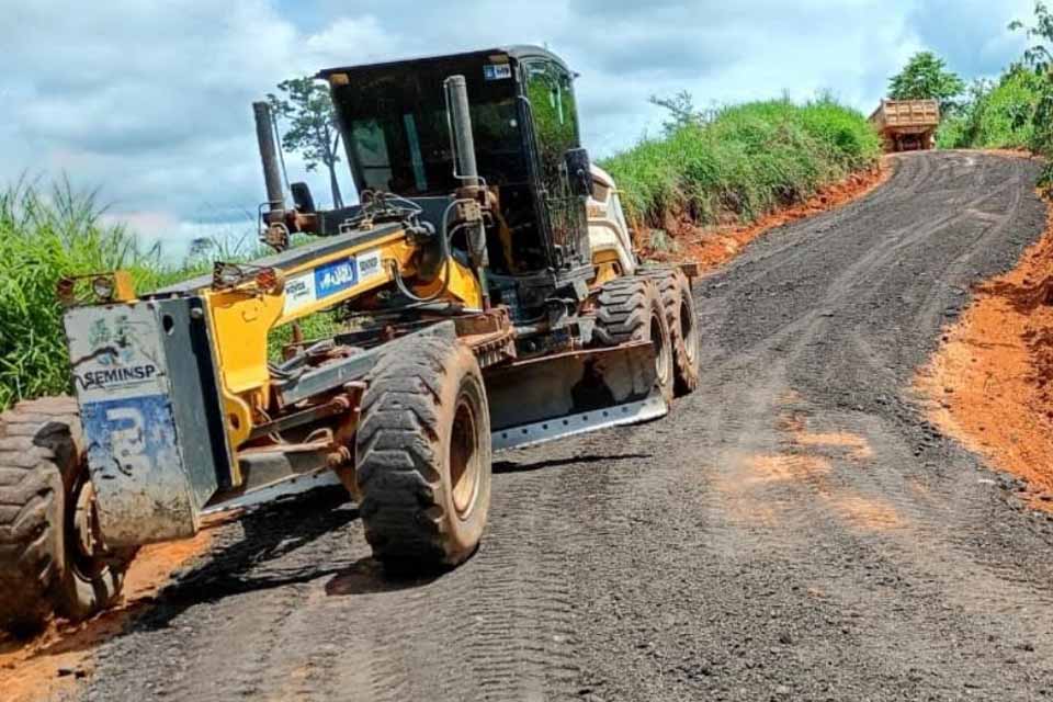 Prefeitura de Jaru recupera bueiros, pontes e trechos de estrada em diferentes pontos da zona rural 