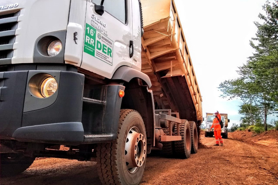 DER atende estradas com serviços de manutenção no Vale do Guaporé