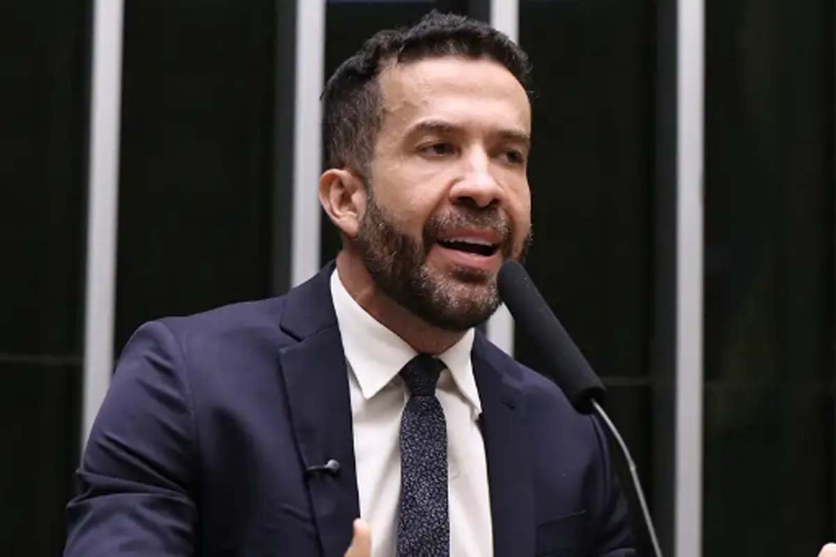 André Janones recebe alta e deixa hospital em São Paulo