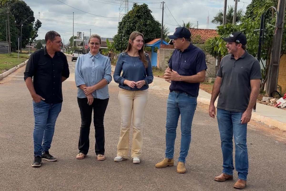 Deputada Gislaine Lebrinha acompanha obra de calçadas em Seringueiras