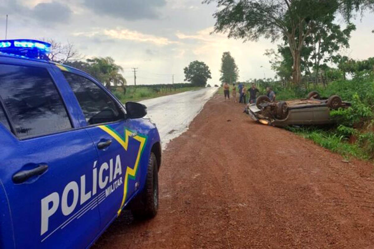 Mulher fica ferida após carro capotar na RO-010, próximo à Linha 176