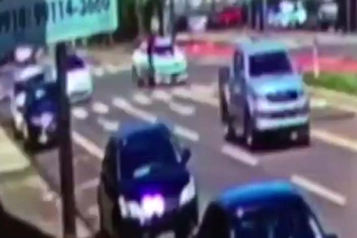 Câmera flagra momento em que ciclista é atingido por Camaro