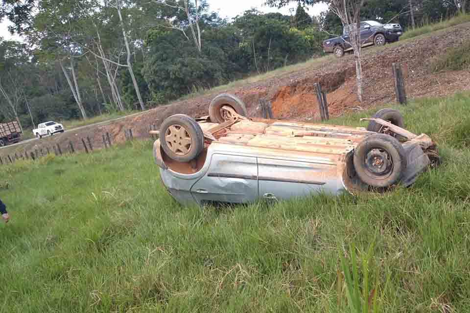  Idoso de 64 anos fica ferido após capotar carro na RO-464 em Jaru