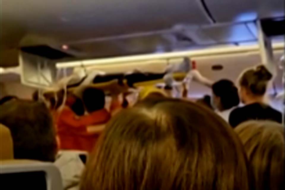 Pessoa morre ao entrar em motor de avião da Embraer em funcionamento no aeroporto de Amsterdã