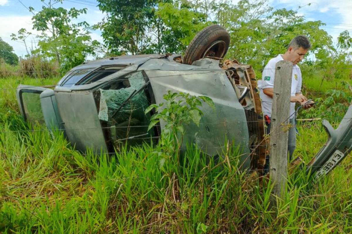 Colisão entre moto e carro deixa duas pessoas em estado grave na RO-010