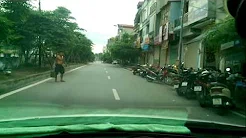 Criança atravessa na frente de carro e quase é atropelada