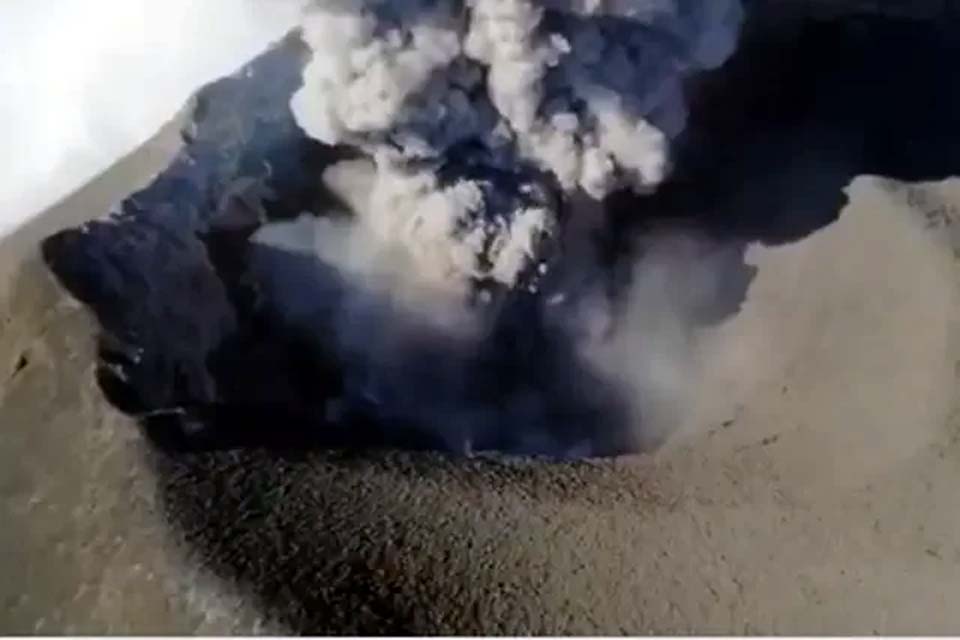 Drone registra imagens da cratera em atividade do vulcão Popocatépetl no México