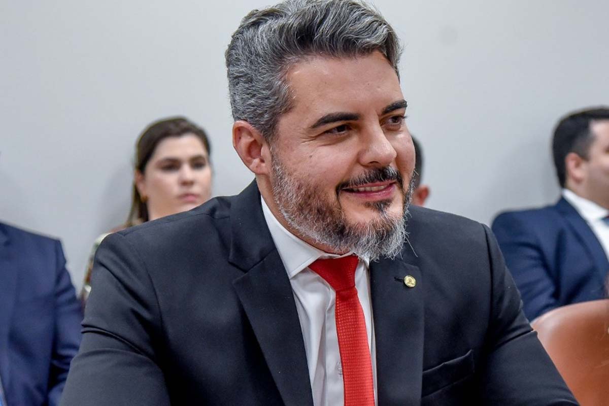 Thiago Flores articula avanço de proposta que amplia limite do MEI na Câmara