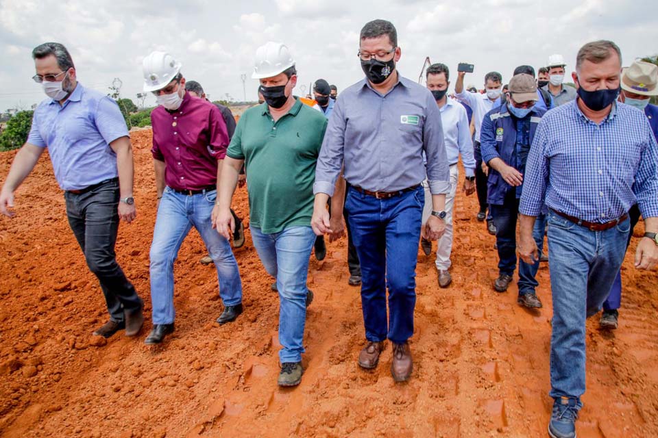 Obra da ponte que liga Rondônia e Acre avança e recebe vistoria do ministro de Infraestrutura, Tarcísio Gomes 