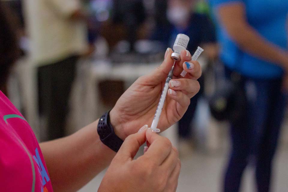 Idosos acima de 70 anos e imunossuprimidos já podem tomar a dose de reforço a partir desta sexta-feira (17)