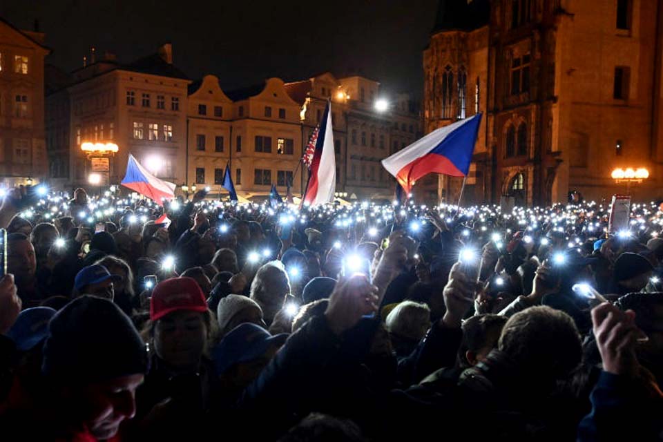 General aposentado e ex-primeiro-ministro disputam segundo turno na República Tcheca