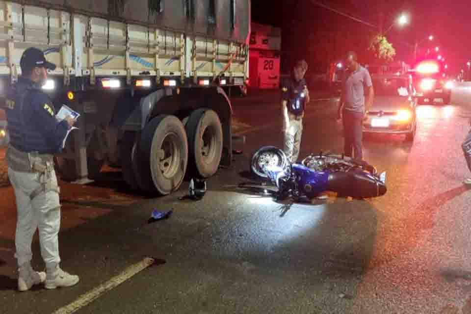 Motociclista fica ferido ao colidir em traseira de caminhão estacionado