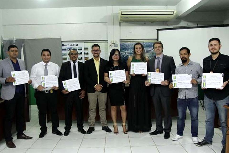 Anderson Pereira entrega Voto de Louvor a delegados, escrivãs e agentes da Polícia Civil no município de Buritis