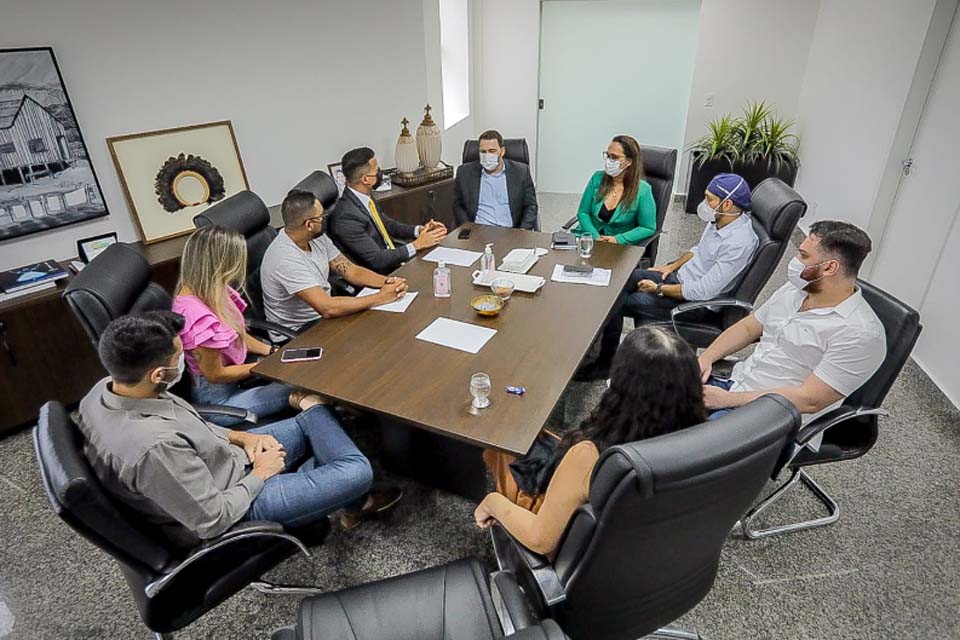 Estudantes de medicina pedem apoio de deputados para antecipação de formatura
