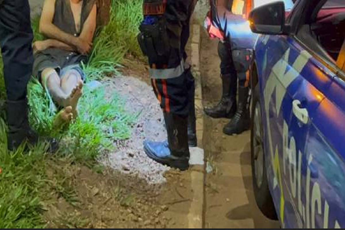 Homem é espancado com barra de ferro por três criminosos na zona leste