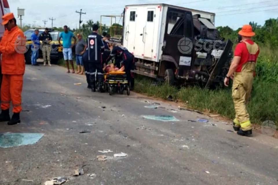 Colisão entre caminhões deixa motorista ferido na BR-364