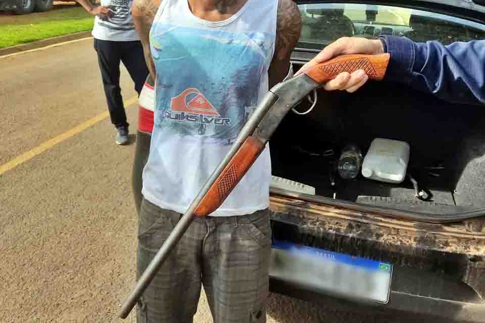  Três pessoas são conduzidas por posse ilegal de arma de fogo