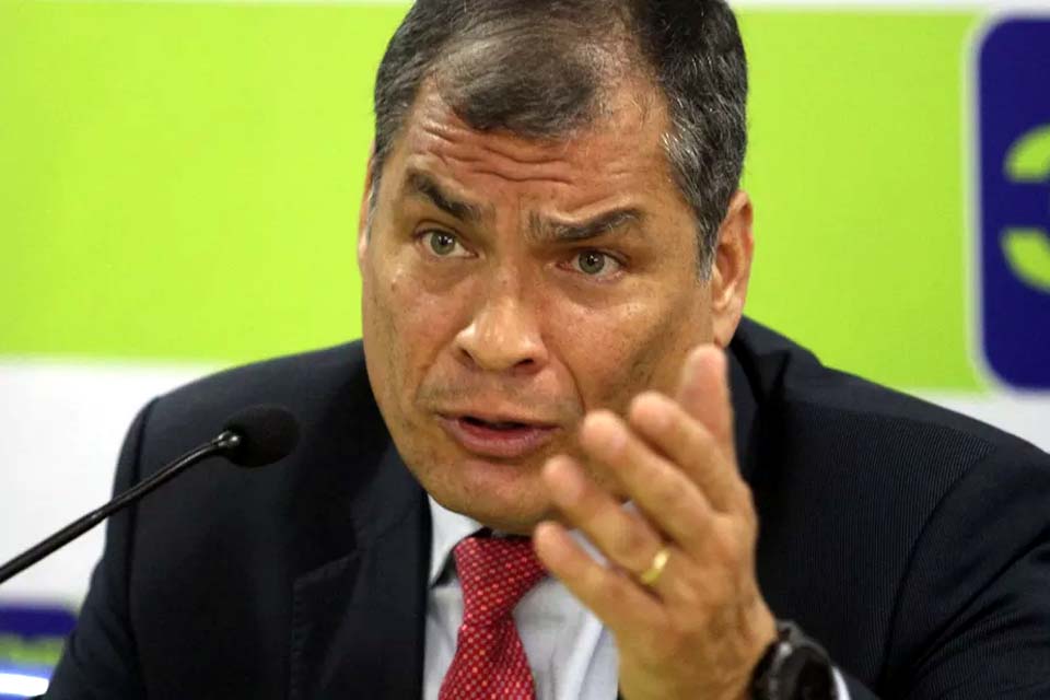 Justiça confirma sentença e ordena captura de ex-presidente Rafael Correa