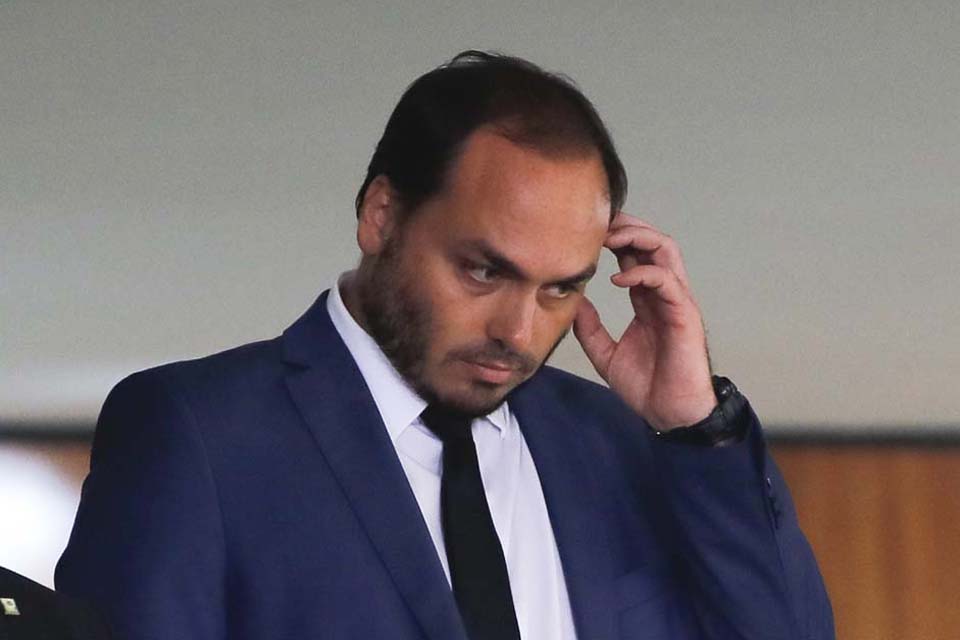 Carlos Bolsonaro chega à sede da Polícia Federal no Rio para depor