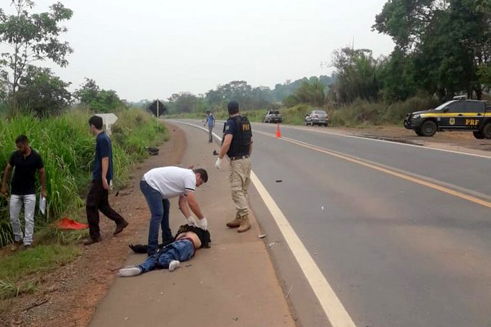 Motociclista morre ao colidir de frente com Fiat Strada na BR 364