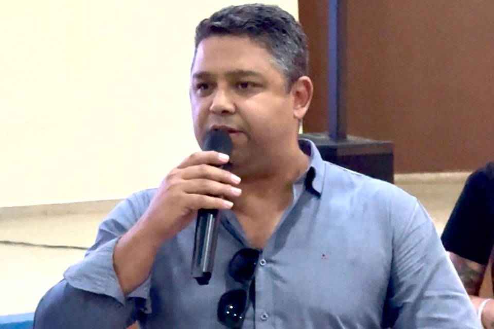 Presidente do SINJUR alerta sobre PEC que ameaça estabilidade e direitos dos servidores durante Assembleia Geral