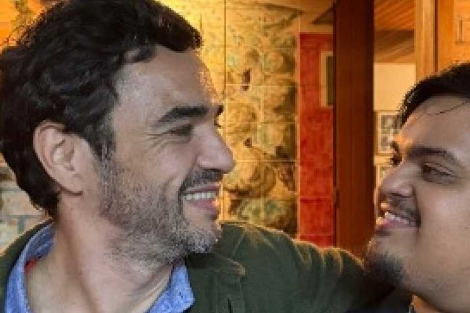 “Me orgulha todos os dias”: Caio Blat celebra formatura do filho e fala sobre paternidade