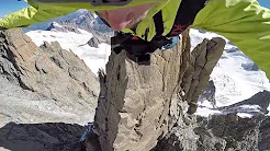 Paraglide se arrisca em voo perto de montanha 