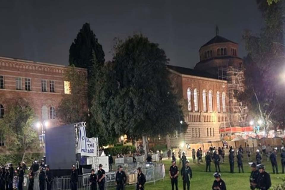 EUA: polícia destrói barricadas e prende mais estudantes pró-Palestina