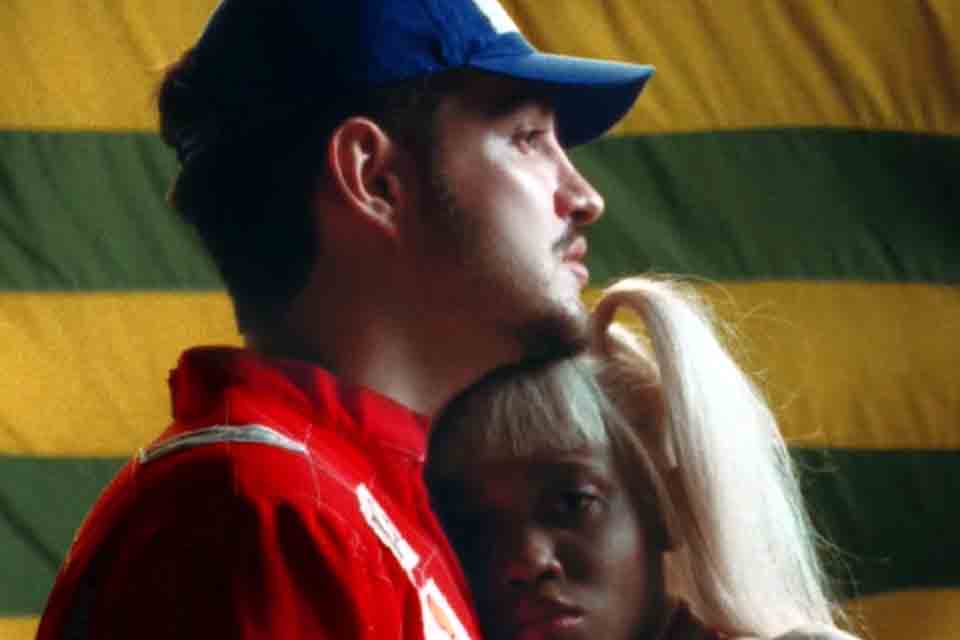 Jão homenageia Xuxa e Ayrton Senna em videoclipe oficial de Idiota