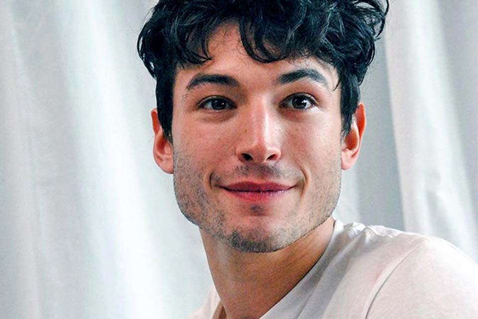 Ator de Animais Fantásticos é acusado de drogar fã e família da vítima pede ordem de restrição