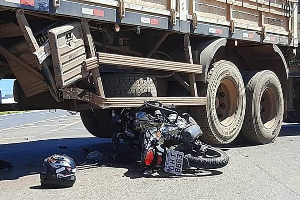 Motociclista é socorrido em estado grave após bater em carreta na BR-364