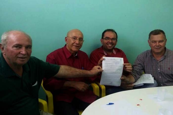 Governador autoriza e assina projeto para reforma da escola Municipal Machado de Assis