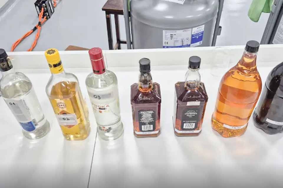 Polícia faz operação em adega suspeita de vender bebida adulterada