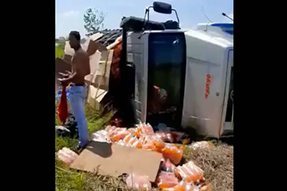 Caminhão da Dydyo Refrigerantes tomba na RO 429 próximo a Alvorada