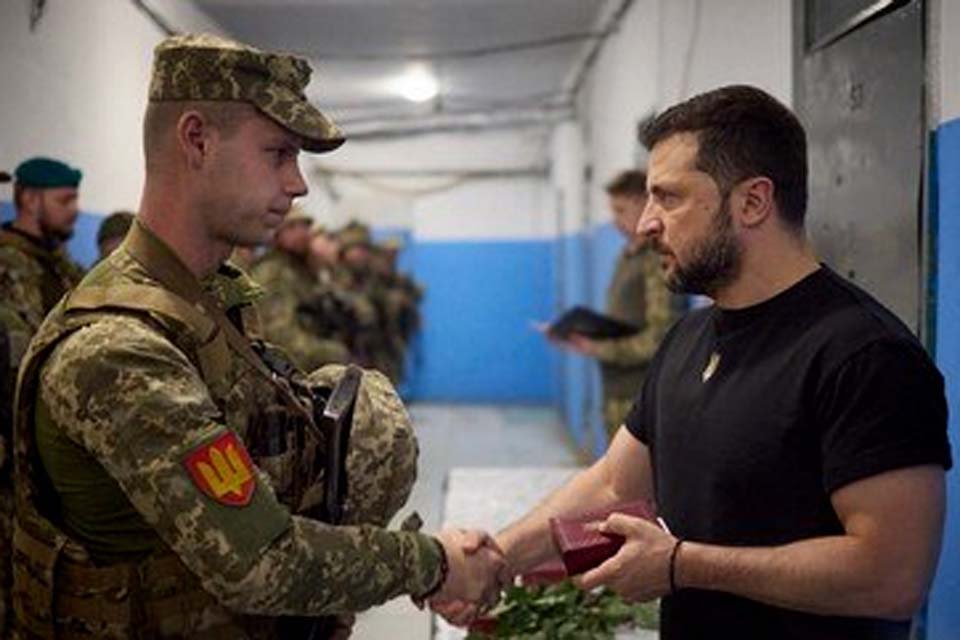Zelensky visita tropas que atuam na linha de frente no leste da Ucrânia