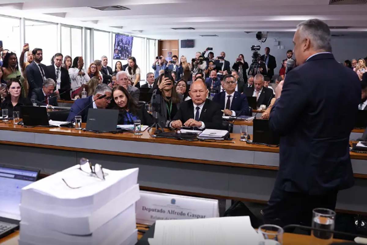 Relatório da CPMI do INSS pede indiciamento de 216 pessoas