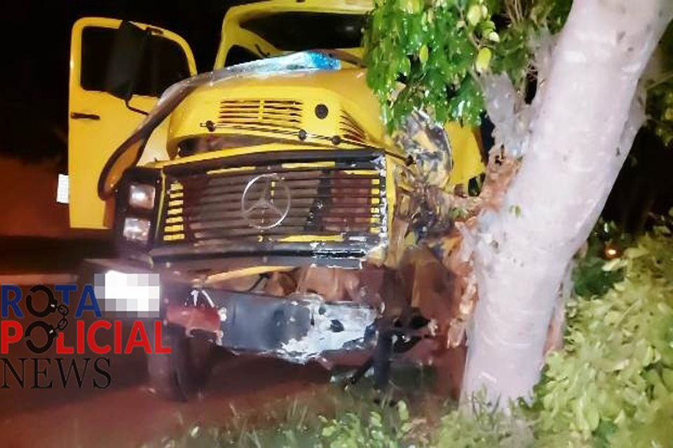 Motorista embriagado atinge viatura e na sequencia acerta carro e atinge árvore