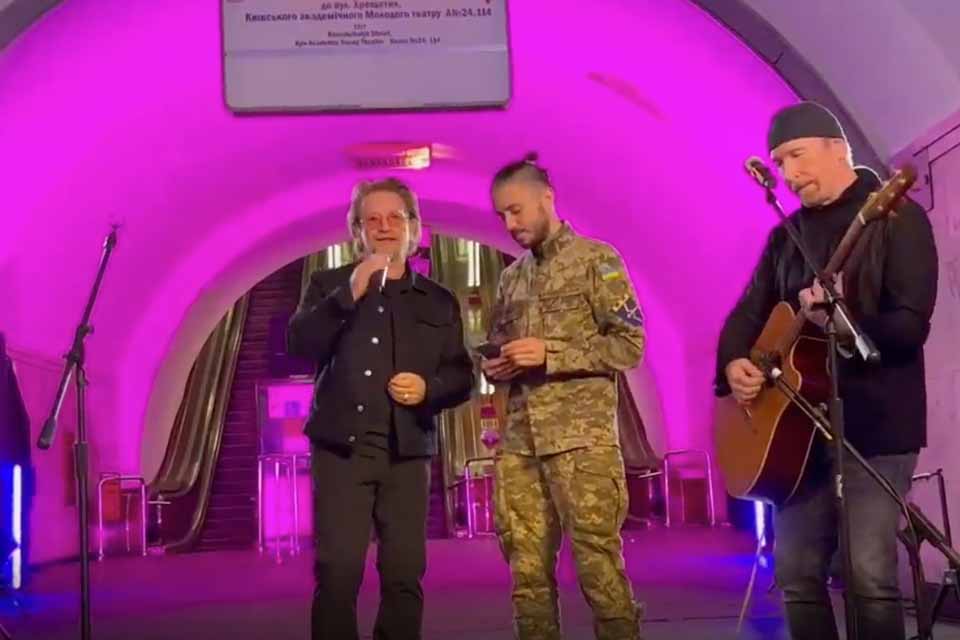 U2 faz show surpresa em estação do metrô de Kiev