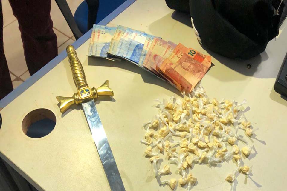 Casal é preso com dezenas de poções de pedra crack em operação